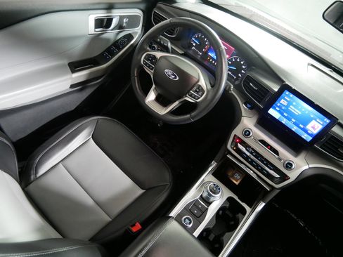 Used 2022 Ford Explorer XLT w/ Equipment Group 202A image 9