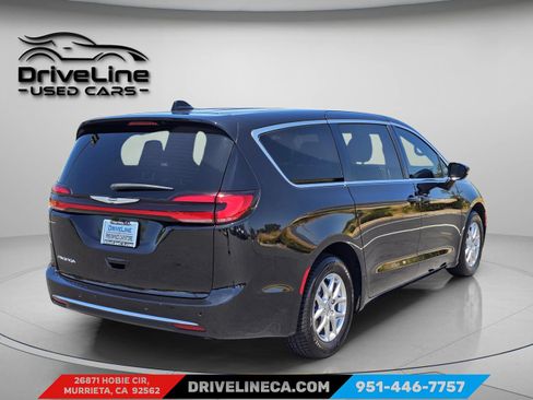 Used 2025 Chrysler Pacifica Select FWD image 6