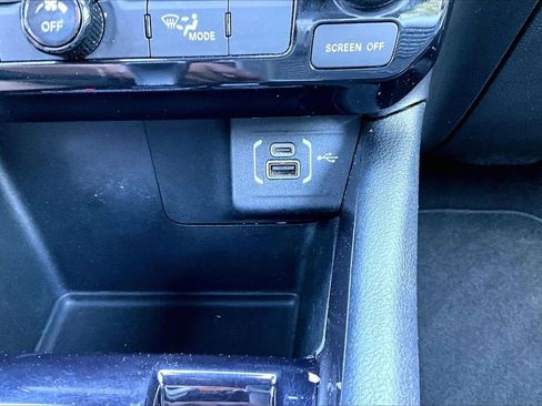 Used 2024 Jeep Compass Latitude image 16