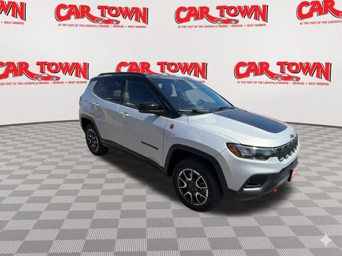 Used 2024 Jeep Compass Trailhawk AWD/4WD image 2