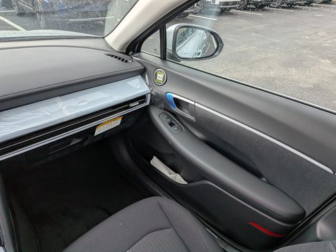 New 2026 Hyundai Elantra Limited FWD image 15