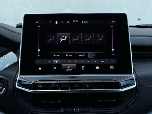 Used 2025 Jeep Compass Trailhawk image 29