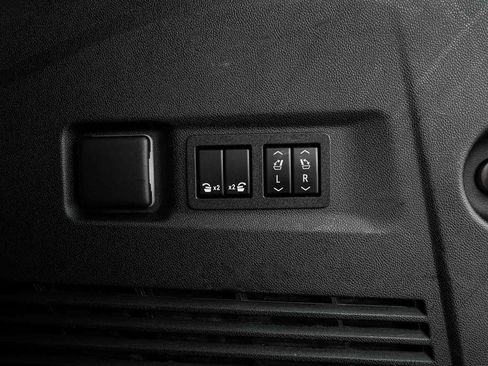 Used 2022 Chevrolet Suburban RST w/ Sport Performance Package image 44