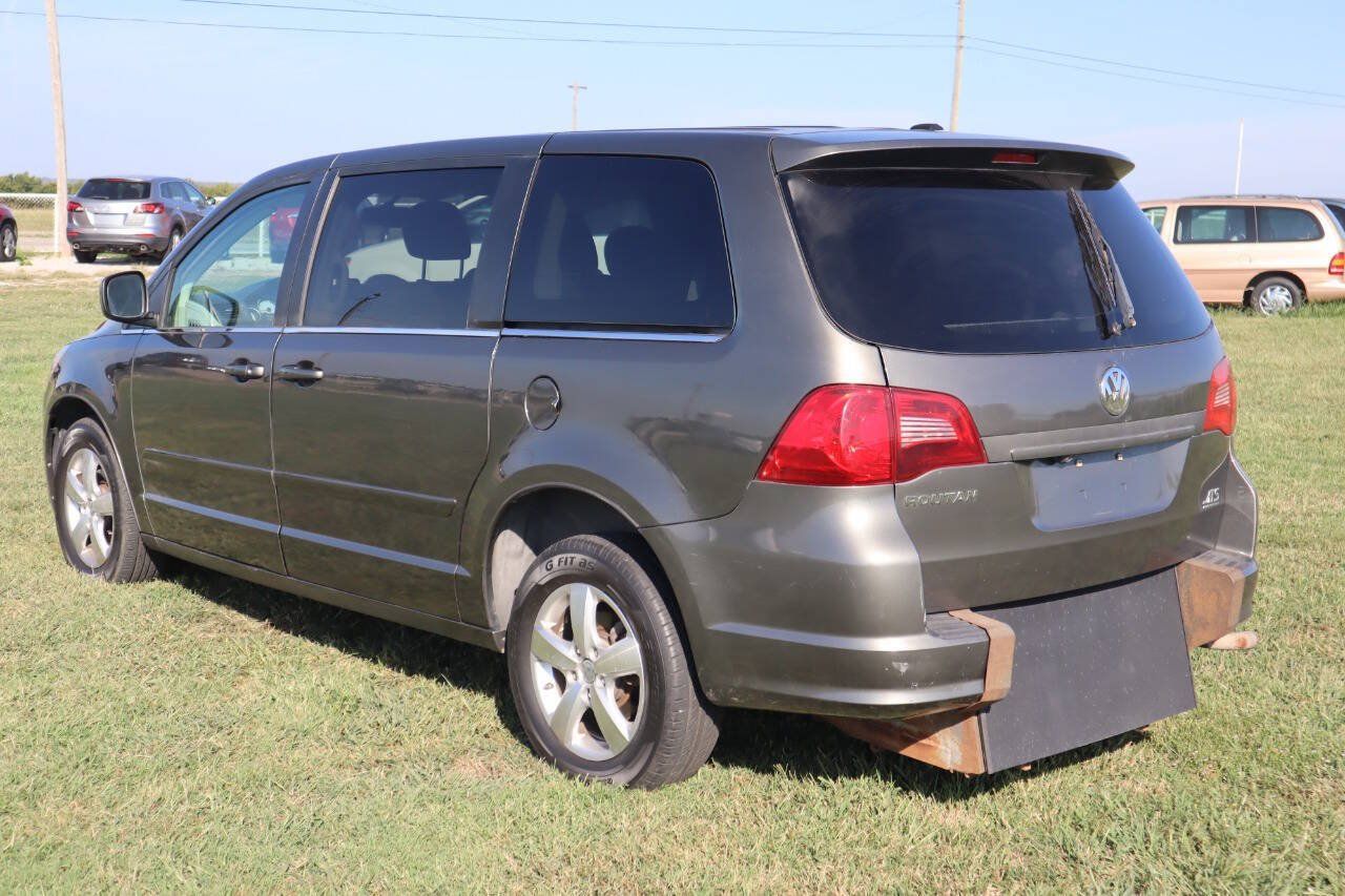 Used 2010 Volkswagen Routan SE FWD image 6