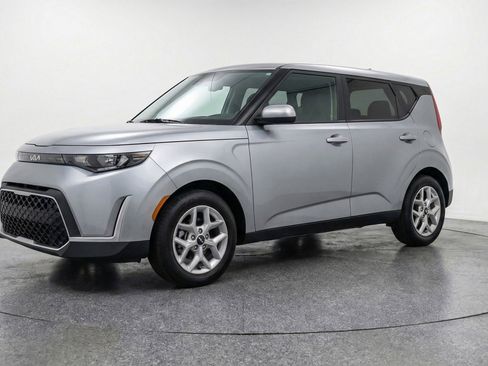 Used 2025 Kia Soul LX w/ LX Technology Package image 3