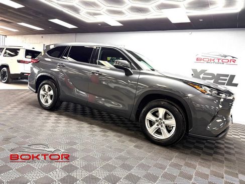 Used 2020 Toyota Highlander LE FWD image 1