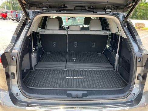 Used 2021 Toyota Highlander XLE AWD/4WD image 18