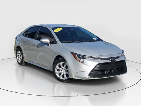 Used 2024 Toyota Corolla LE image 2