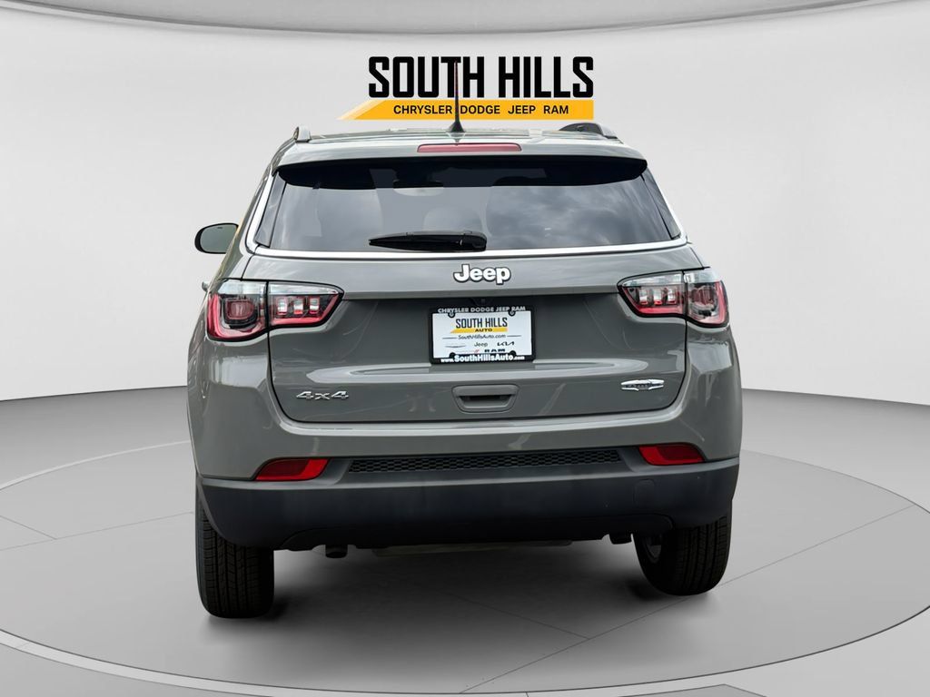 Used 2023 Jeep Compass Latitude AWD/4WD image 4