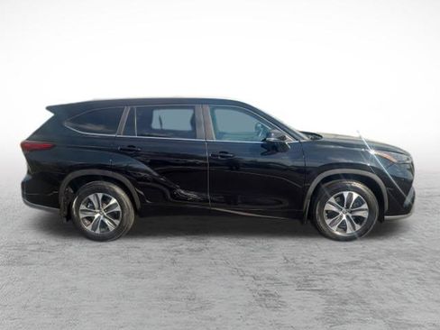 Used 2023 Toyota Highlander XLE image 5