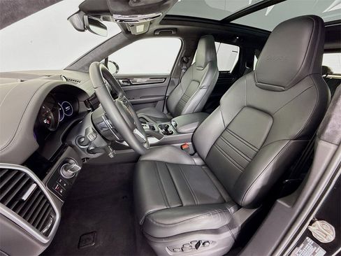 Used 2023 Porsche Cayenne Turbo image 5