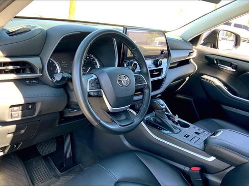 Certified 2023 Toyota Highlander XLE image 14