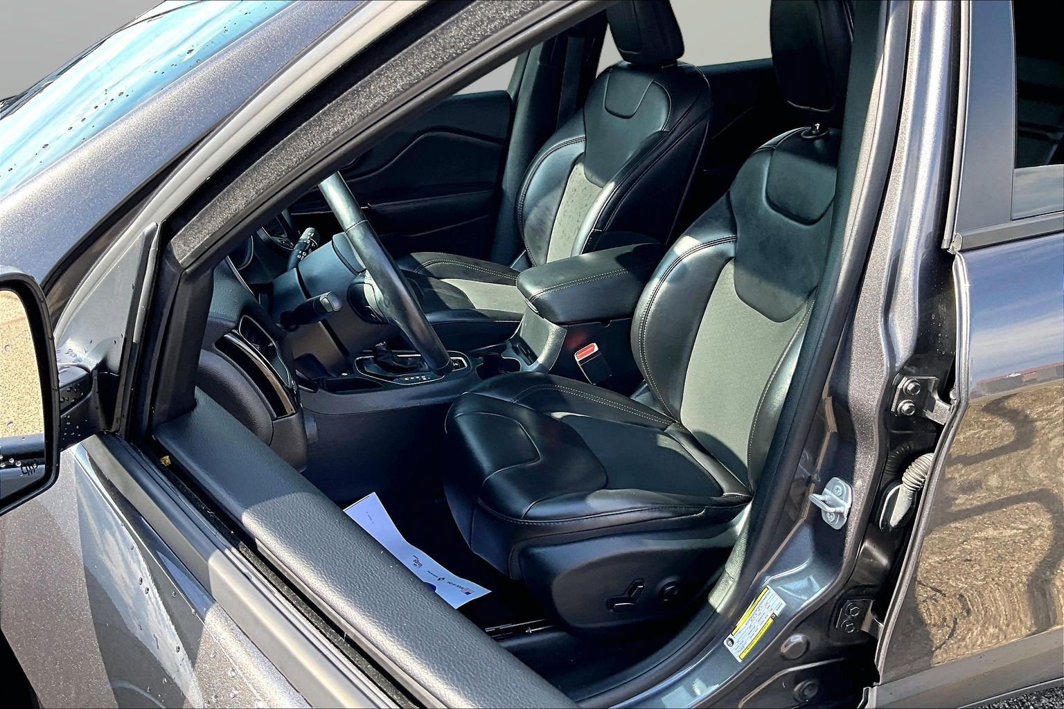 Used 2019 Jeep Cherokee Latitude Plus FWD image 16