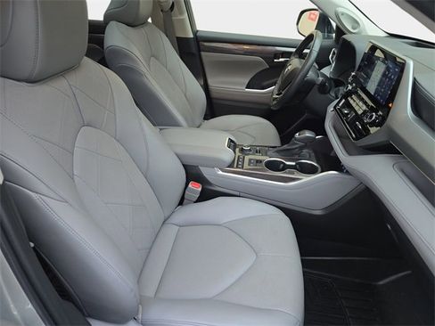 Used 2022 Toyota Highlander Platinum image 12