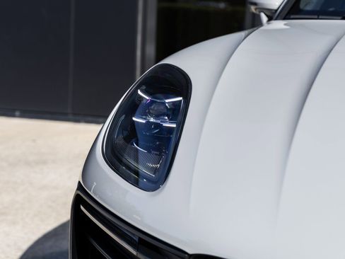 New 2026 Porsche Macan AWD/4WD image 17