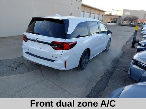 Used 2025 Honda Odyssey Touring image 4