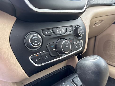 Used 2019 Jeep Cherokee Latitude w/ Popular Appearance Group FWD image 40
