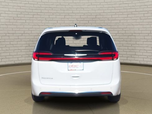 Used 2023 Chrysler Pacifica Touring-L image 6