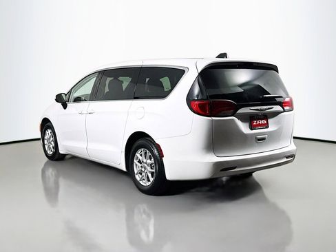 Used 2022 Chrysler Voyager LX image 3