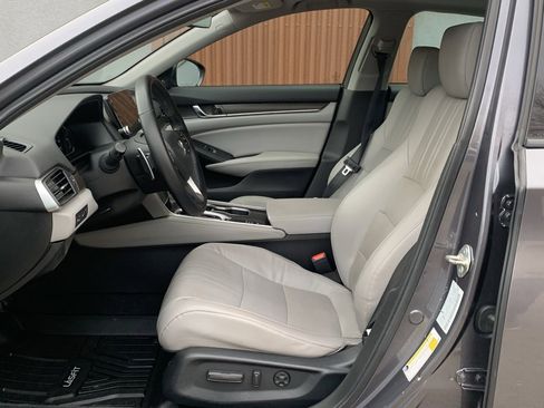 Used 2018 Honda Accord Touring image 2