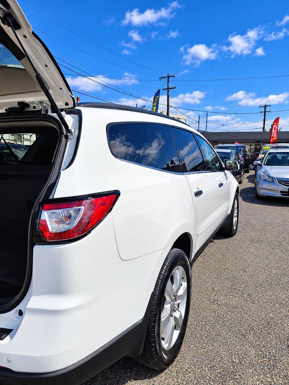 Used 2017 Chevrolet Traverse LT w/ Style and Technology Package AWD/4WD image 4
