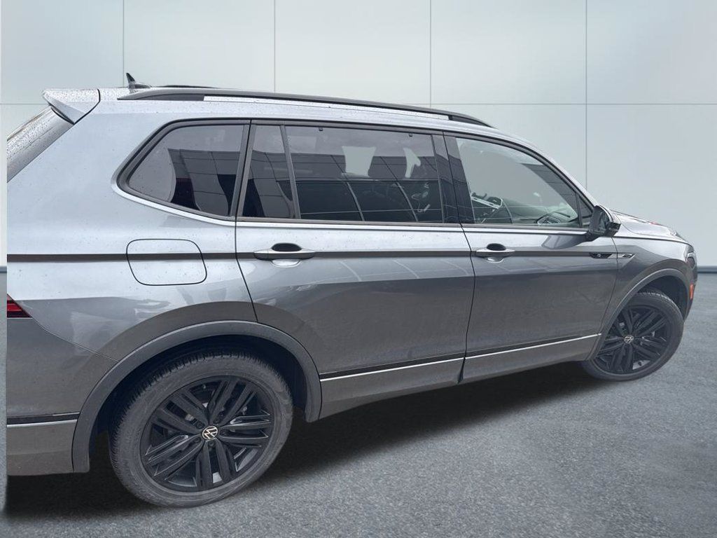 Used 2022 Volkswagen Tiguan SE R-Line AWD/4WD image 2