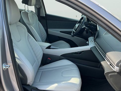 Certified 2025 Hyundai Elantra Limited FWD image 26