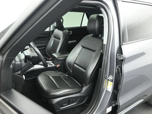 Certified 2021 Ford Explorer XLT w/ Equipment Group 202A RWD image 9