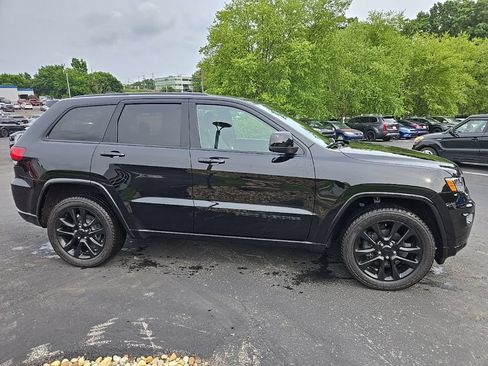 Used 2019 Jeep Grand Cherokee Altitude AWD/4WD image 2