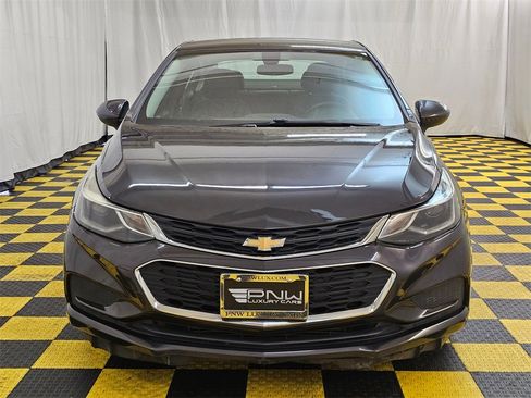 Used 2017 Chevrolet Cruze LT image 8