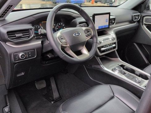 Used 2021 Ford Explorer XLT w/ Equipment Group 202A AWD/4WD image 9