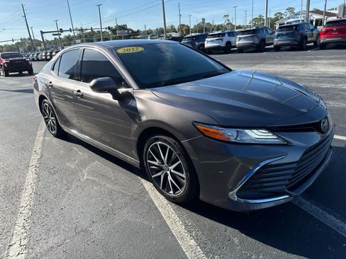 Used 2022 Toyota Camry XLE FWD image 2