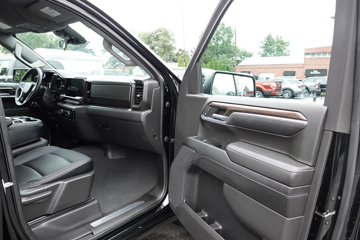 Used 2023 Chevrolet Silverado 1500 LT AWD/4WD image 30
