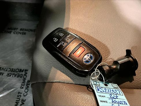 Used 2024 Toyota Sienna XLE FWD image 15