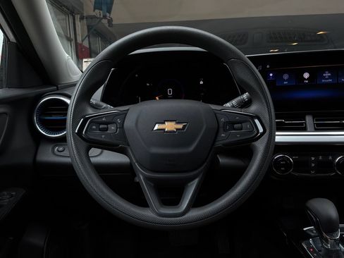 Used 2025 Chevrolet Trax LT FWD image 29