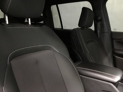 Used 2025 Jeep Grand Cherokee Laredo AWD/4WD image 23