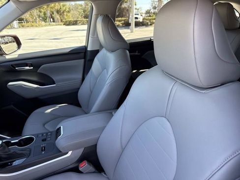 Used 2025 Toyota Highlander XLE image 22