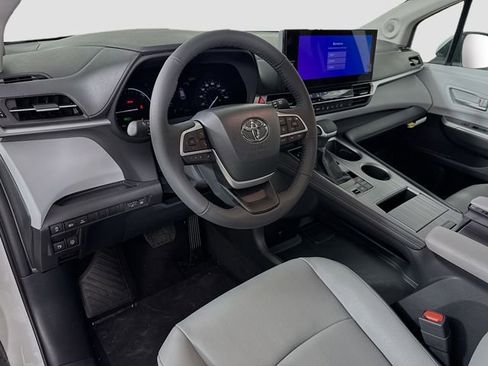 New 2026 Toyota Sienna XLE image 19