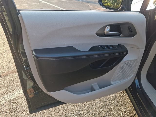 Used 2024 Chrysler Pacifica Limited FWD image 12