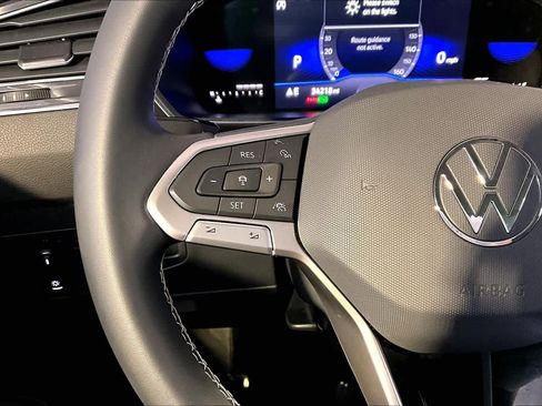 Used 2022 Volkswagen Tiguan SE w/ Panoramic Sunroof Package image 24