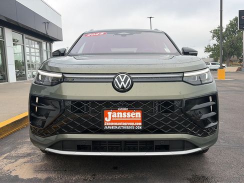Used 2025 Volkswagen Tiguan SEL R-Line AWD/4WD image 3