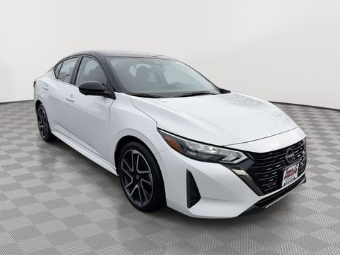 Used 2025 Nissan Sentra SR w/ SR Premium Package image 3