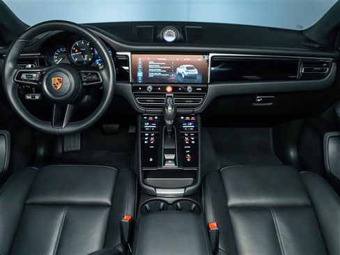 Certified 2026 Porsche Macan AWD/4WD image 18