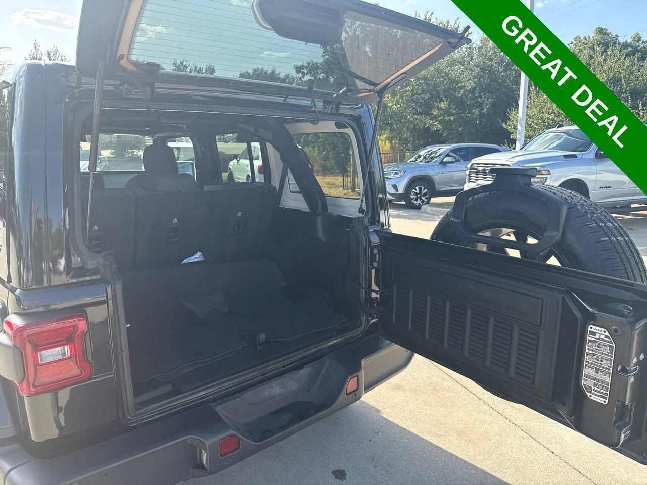 Used 2025 Jeep Wrangler Unlimited Sahara w/ Safety Group AWD/4WD image 8