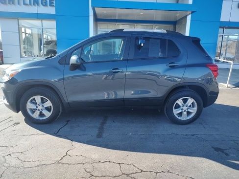 Used 2022 Chevrolet Trax LT w/ LT Convenience Package image 6