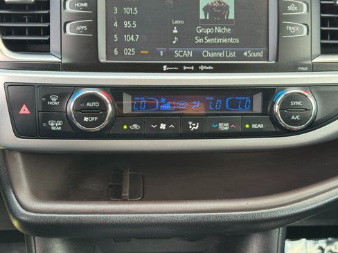 Used 2018 Toyota Highlander Plus AWD/4WD image 25