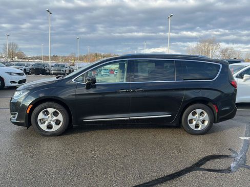 Used 2017 Chrysler Pacifica Touring-L Plus w/ Advanced Safetytec Group image 2
