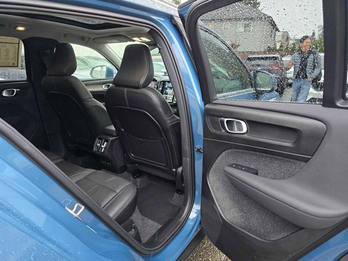 Used 2025 Volvo XC40 B5 Plus image 13