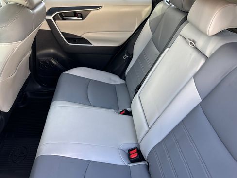 Used 2021 Toyota RAV4 XLE Premium image 12