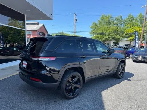 Used 2023 Jeep Grand Cherokee Altitude AWD/4WD image 4